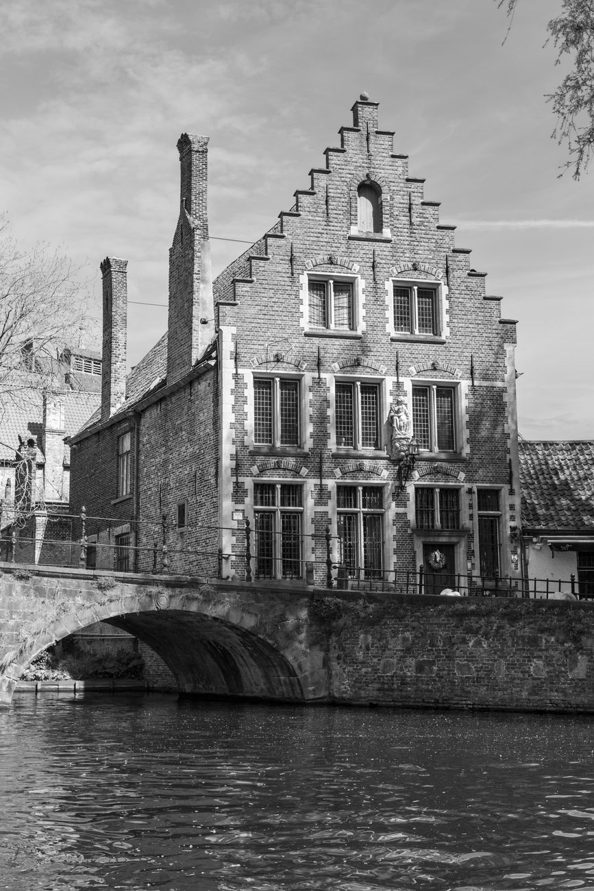 Historische straat in Brugge met kasseien