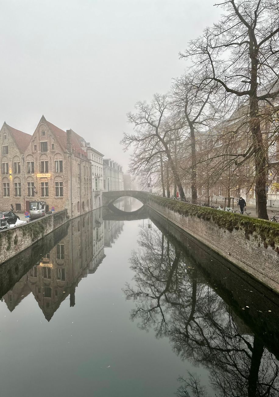 Brugse grachten in de ochtendmist