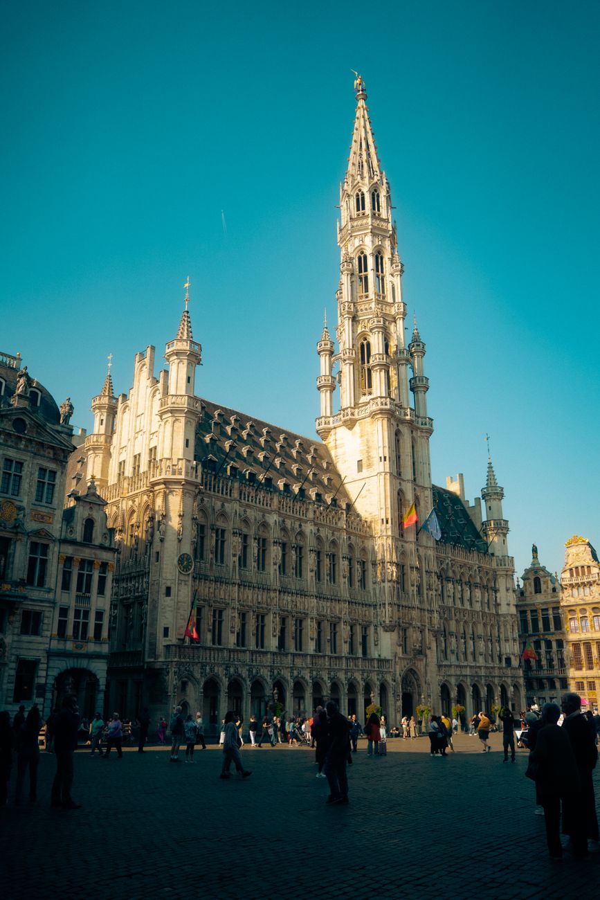 Prachtig marktplein in België met historische gildenhuizen